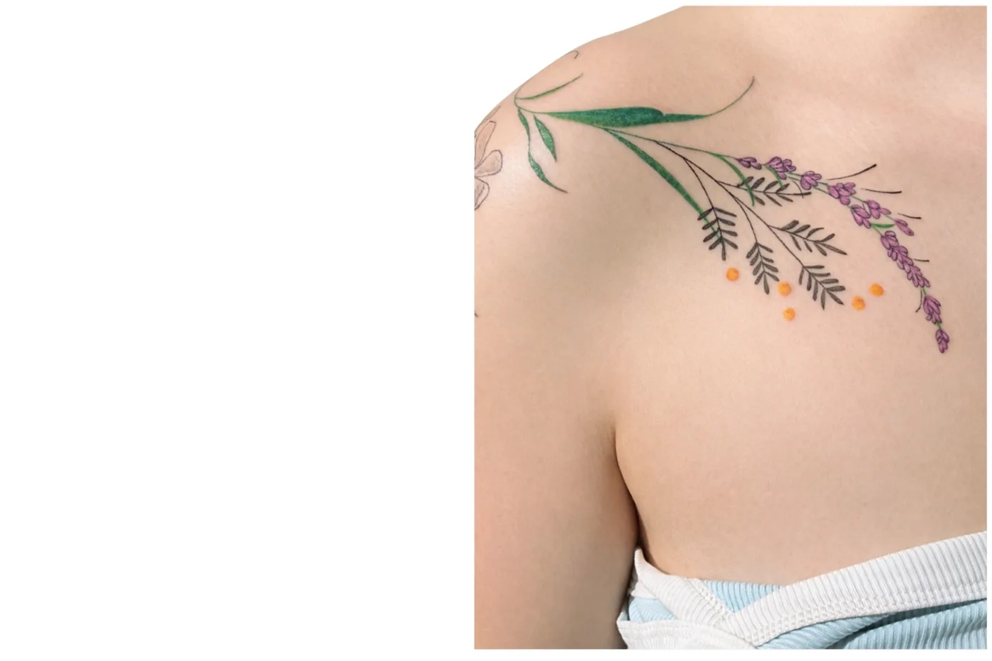 Tatouage floral lavande sur l'épaule, Toulon — Kanea